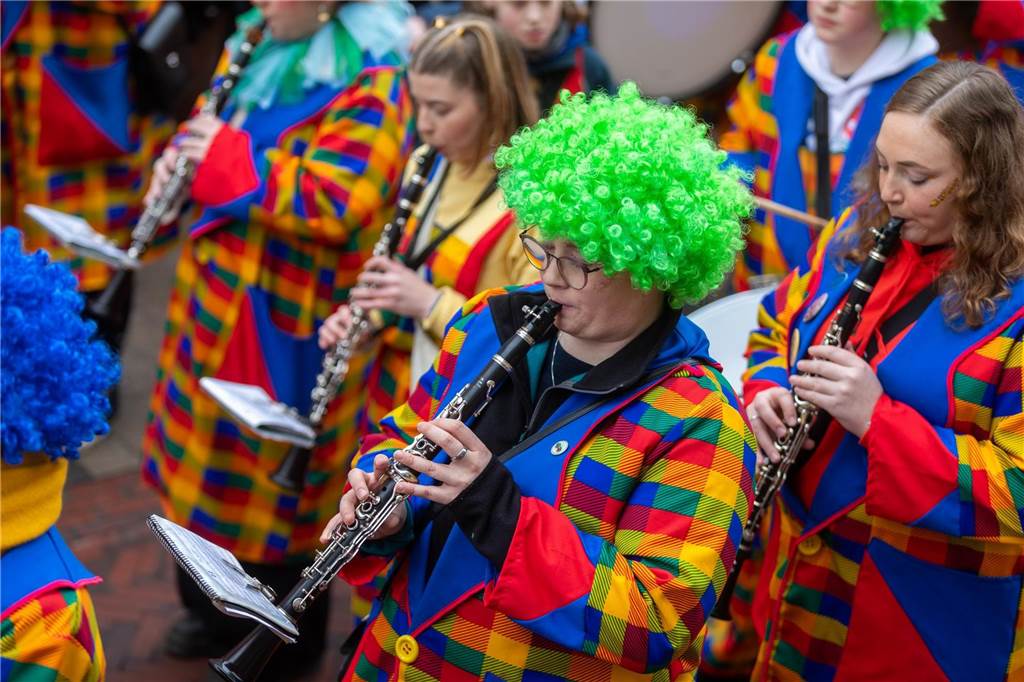 Clowns, Kamelle und viel Stimmung: Bei der offiziellen Schlüsselübergabe und anschließendem Kinderkarnevalsumzug (11. Februar) wurde in Stadtlohns Innenstadt bereits ordentlich gefeiert.