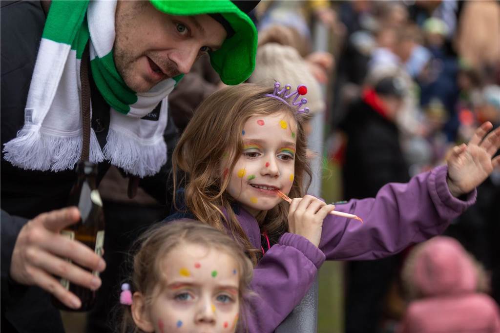Clowns, Kamelle und viel Stimmung: Bei der offiziellen Schlüsselübergabe und anschließendem Kinderkarnevalsumzug (11. Februar) wurde in Stadtlohns Innenstadt bereits ordentlich gefeiert.