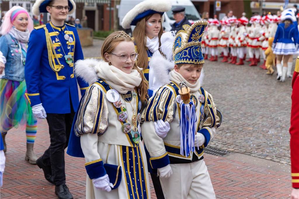 Clowns, Kamelle und viel Stimmung: Bei der offiziellen Schlüsselübergabe und anschließendem Kinderkarnevalsumzug (11. Februar) wurde in Stadtlohns Innenstadt bereits ordentlich gefeiert.
