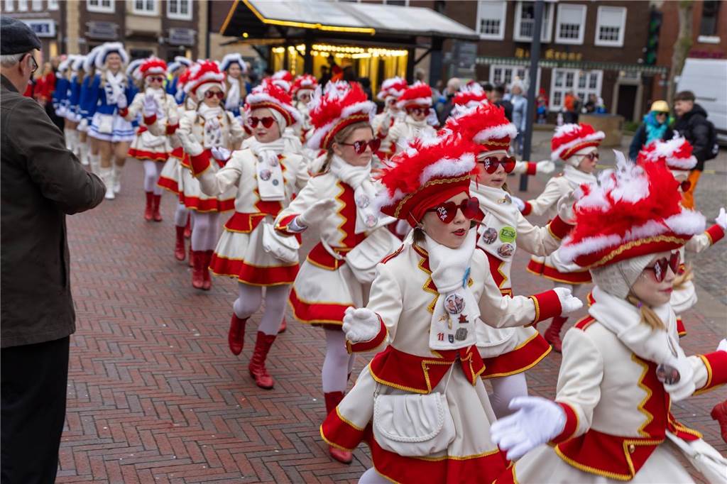 Clowns, Kamelle und viel Stimmung: Bei der offiziellen Schlüsselübergabe und anschließendem Kinderkarnevalsumzug (11. Februar) wurde in Stadtlohns Innenstadt bereits ordentlich gefeiert.