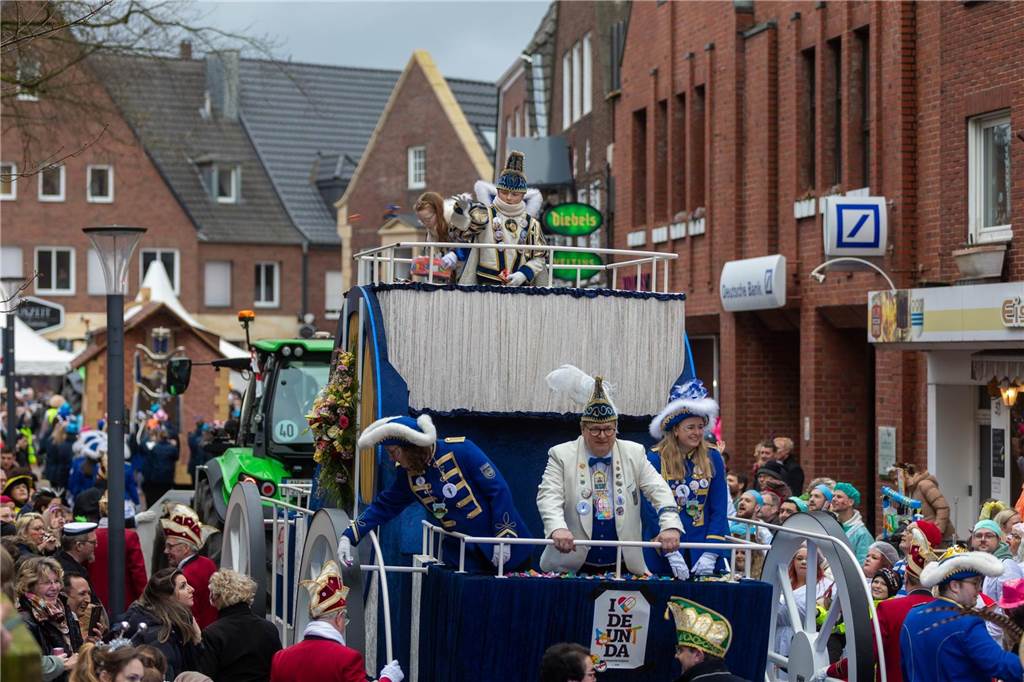 Clowns, Kamelle und viel Stimmung: Bei der offiziellen Schlüsselübergabe und anschließendem Kinderkarnevalsumzug (11. Februar) wurde in Stadtlohns Innenstadt bereits ordentlich gefeiert.