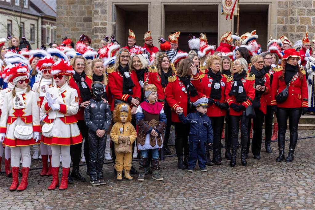 Clowns, Kamelle und viel Stimmung: Bei der offiziellen Schlüsselübergabe und anschließendem Kinderkarnevalsumzug (11. Februar) wurde in Stadtlohns Innenstadt bereits ordentlich gefeiert.