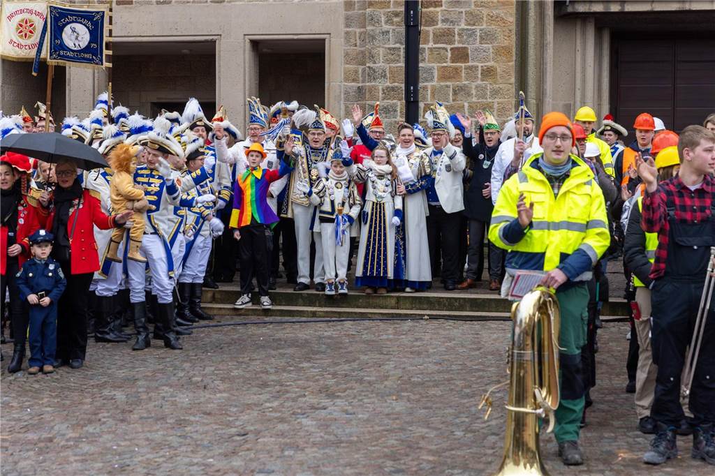 Clowns, Kamelle und viel Stimmung: Bei der offiziellen Schlüsselübergabe und anschließendem Kinderkarnevalsumzug (11. Februar) wurde in Stadtlohns Innenstadt bereits ordentlich gefeiert.