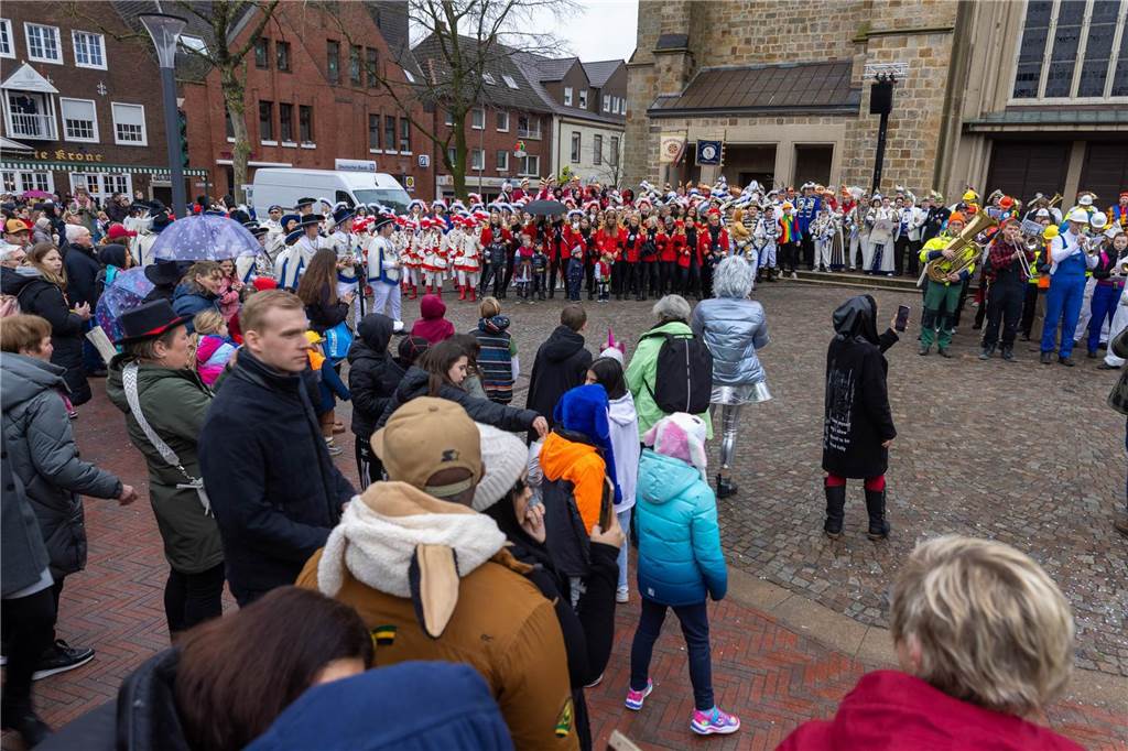 Clowns, Kamelle und viel Stimmung: Bei der offiziellen Schlüsselübergabe und anschließendem Kinderkarnevalsumzug (11. Februar) wurde in Stadtlohns Innenstadt bereits ordentlich gefeiert.
