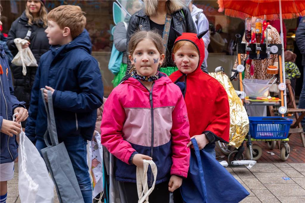 Clowns, Kamelle und viel Stimmung: Bei der offiziellen Schlüsselübergabe und anschließendem Kinderkarnevalsumzug (11. Februar) wurde in Stadtlohns Innenstadt bereits ordentlich gefeiert.