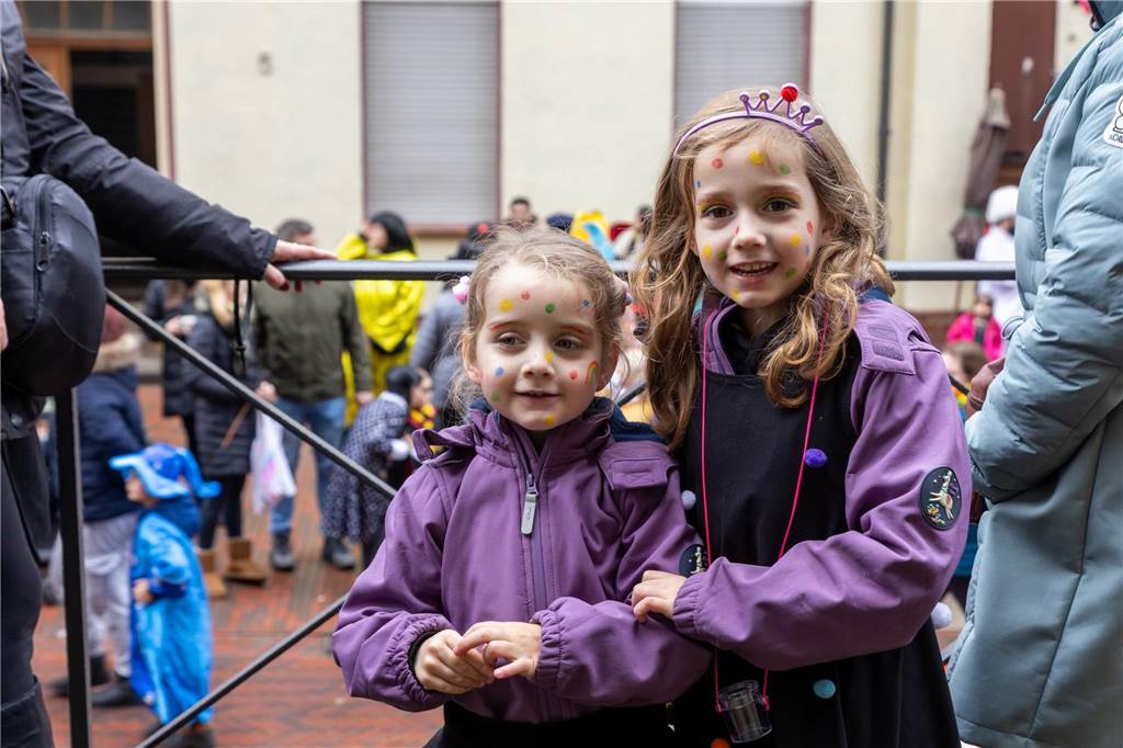 Clowns, Kamelle und viel Stimmung: Bei der offiziellen Schlüsselübergabe und anschließendem Kinderkarnevalsumzug (11. Februar) wurde in Stadtlohns Innenstadt bereits ordentlich gefeiert.