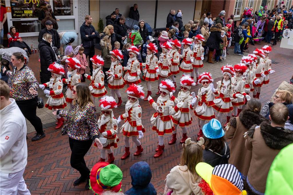 Clowns, Kamelle und viel Stimmung: Bei der offiziellen Schlüsselübergabe und anschließendem Kinderkarnevalsumzug (11. Februar) wurde in Stadtlohns Innenstadt bereits ordentlich gefeiert.