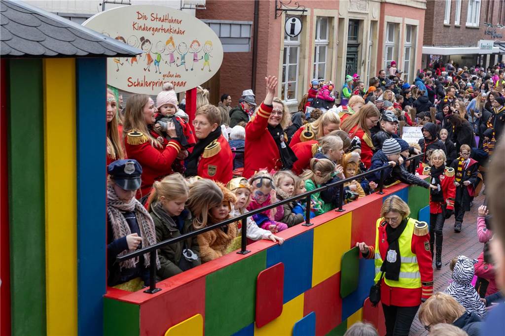 Clowns, Kamelle und viel Stimmung: Bei der offiziellen Schlüsselübergabe und anschließendem Kinderkarnevalsumzug (11. Februar) wurde in Stadtlohns Innenstadt bereits ordentlich gefeiert.