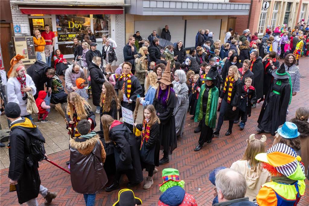 Clowns, Kamelle und viel Stimmung: Bei der offiziellen Schlüsselübergabe und anschließendem Kinderkarnevalsumzug (11. Februar) wurde in Stadtlohns Innenstadt bereits ordentlich gefeiert.