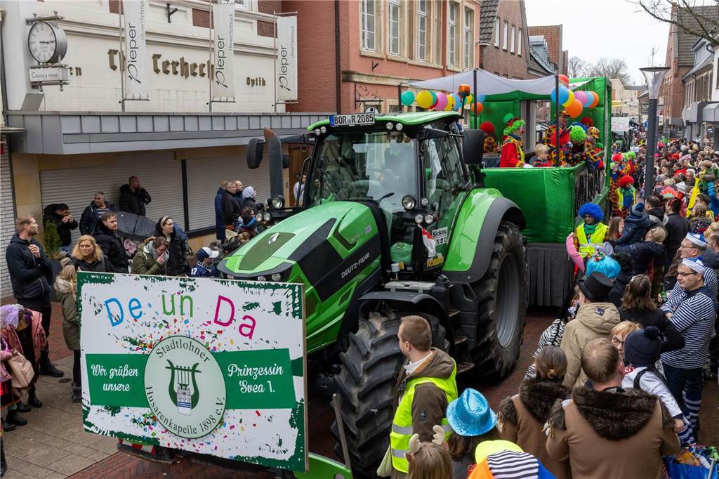 Clowns, Kamelle und viel Stimmung: Bei der offiziellen Schlüsselübergabe und anschließendem Kinderkarnevalsumzug (11. Februar) wurde in Stadtlohns Innenstadt bereits ordentlich gefeiert.