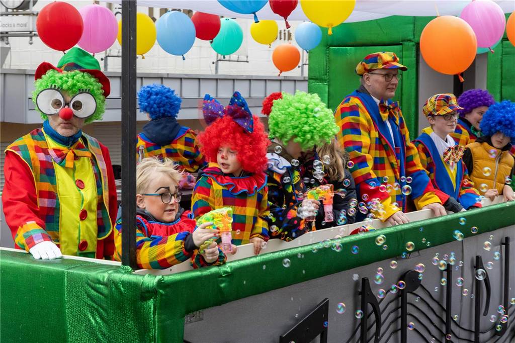 Clowns, Kamelle und viel Stimmung: Bei der offiziellen Schlüsselübergabe und anschließendem Kinderkarnevalsumzug (11. Februar) wurde in Stadtlohns Innenstadt bereits ordentlich gefeiert.