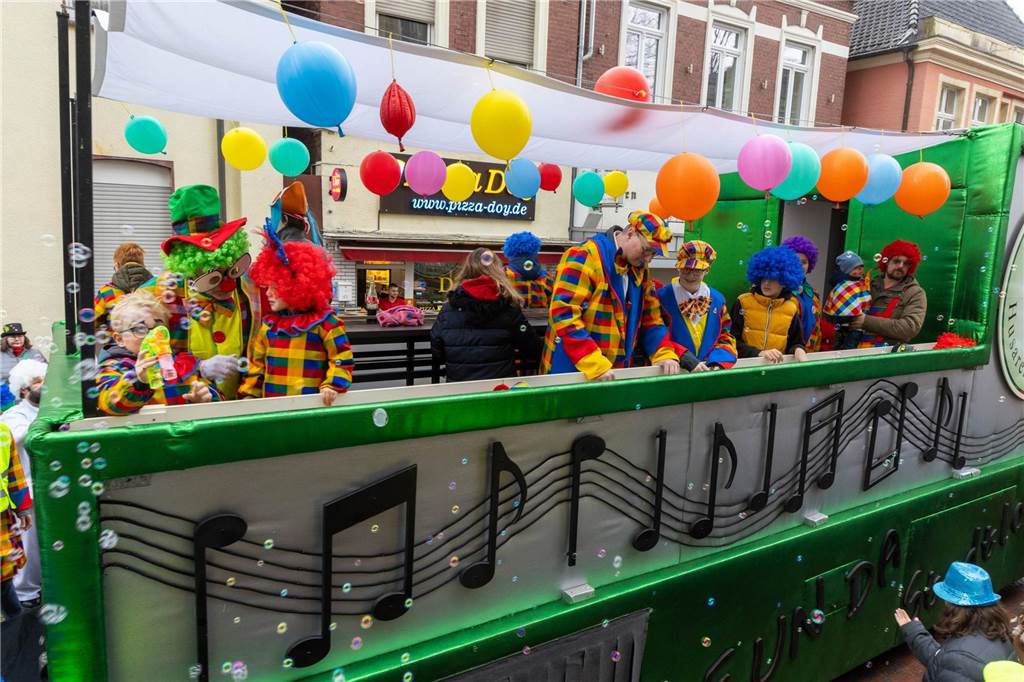 Clowns, Kamelle und viel Stimmung: Bei der offiziellen Schlüsselübergabe und anschließendem Kinderkarnevalsumzug (11. Februar) wurde in Stadtlohns Innenstadt bereits ordentlich gefeiert.