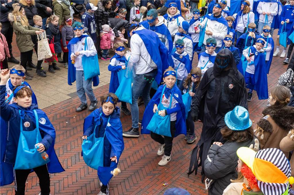 Clowns, Kamelle und viel Stimmung: Bei der offiziellen Schlüsselübergabe und anschließendem Kinderkarnevalsumzug (11. Februar) wurde in Stadtlohns Innenstadt bereits ordentlich gefeiert.