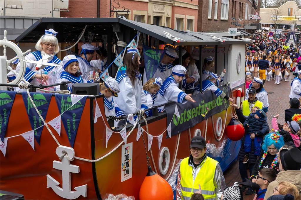 Clowns, Kamelle und viel Stimmung: Bei der offiziellen Schlüsselübergabe und anschließendem Kinderkarnevalsumzug (11. Februar) wurde in Stadtlohns Innenstadt bereits ordentlich gefeiert.
