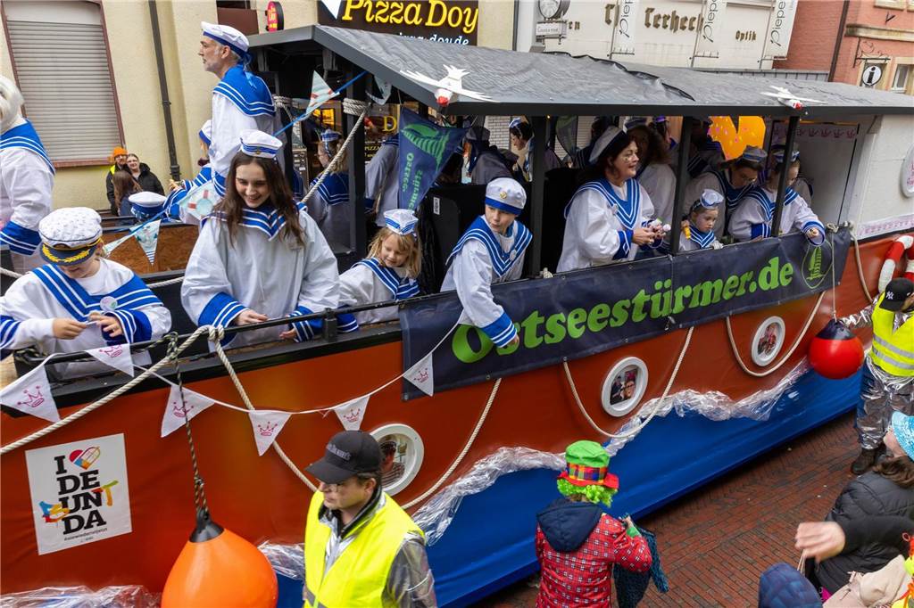 Clowns, Kamelle und viel Stimmung: Bei der offiziellen Schlüsselübergabe und anschließendem Kinderkarnevalsumzug (11. Februar) wurde in Stadtlohns Innenstadt bereits ordentlich gefeiert.