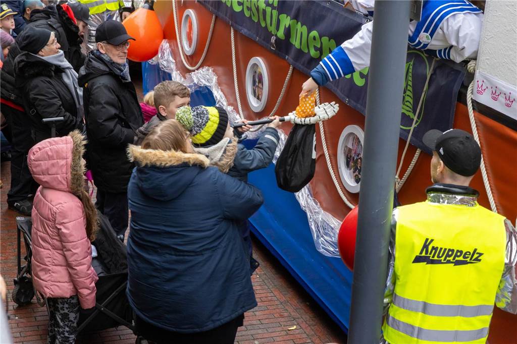 Clowns, Kamelle und viel Stimmung: Bei der offiziellen Schlüsselübergabe und anschließendem Kinderkarnevalsumzug (11. Februar) wurde in Stadtlohns Innenstadt bereits ordentlich gefeiert.