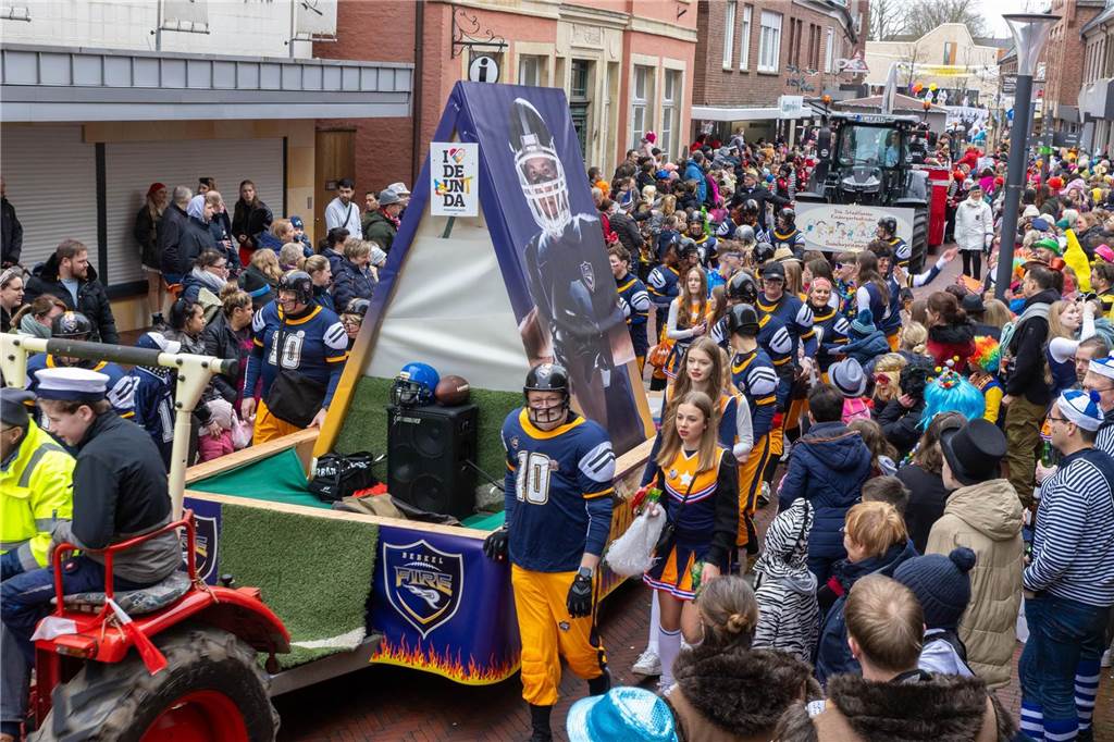 Clowns, Kamelle und viel Stimmung: Bei der offiziellen Schlüsselübergabe und anschließendem Kinderkarnevalsumzug (11. Februar) wurde in Stadtlohns Innenstadt bereits ordentlich gefeiert.