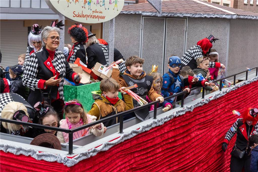 Clowns, Kamelle und viel Stimmung: Bei der offiziellen Schlüsselübergabe und anschließendem Kinderkarnevalsumzug (11. Februar) wurde in Stadtlohns Innenstadt bereits ordentlich gefeiert.
