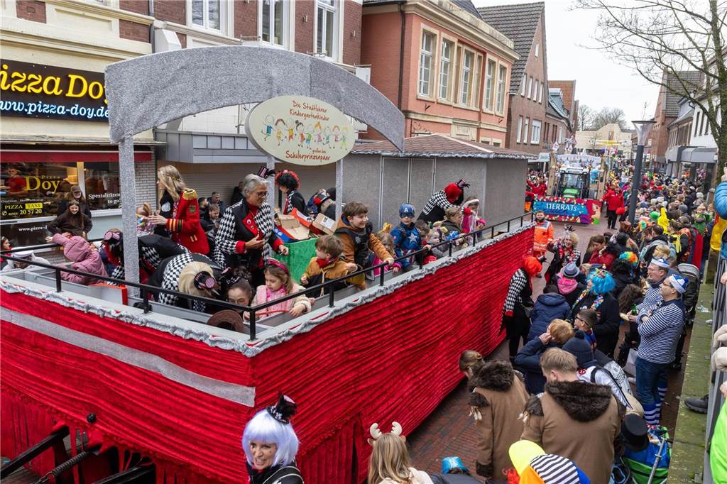 Clowns, Kamelle und viel Stimmung: Bei der offiziellen Schlüsselübergabe und anschließendem Kinderkarnevalsumzug (11. Februar) wurde in Stadtlohns Innenstadt bereits ordentlich gefeiert.