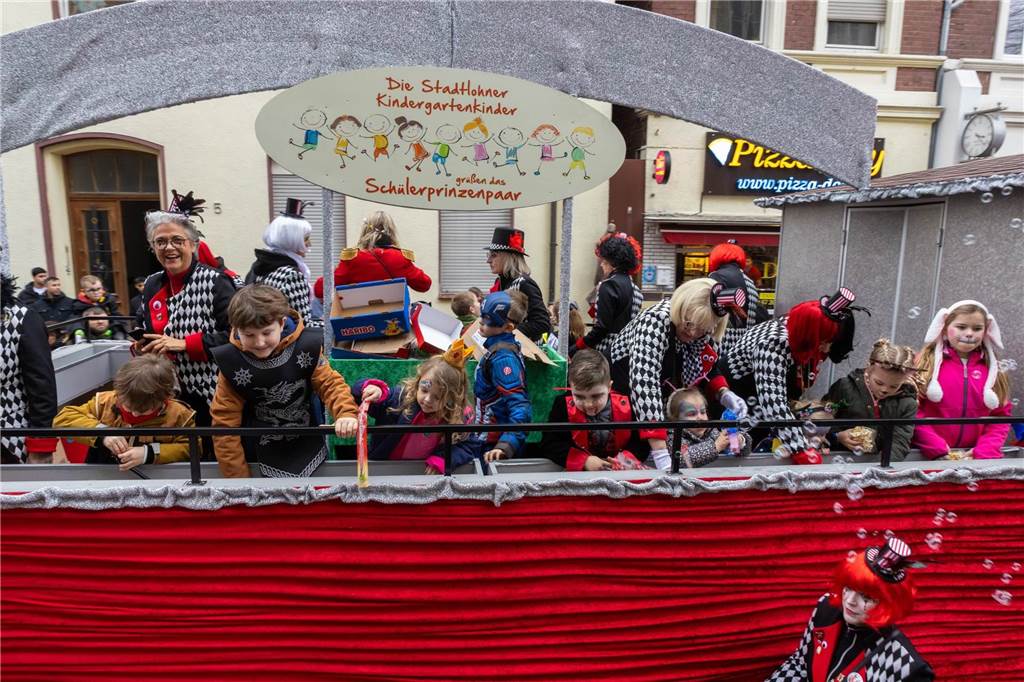Clowns, Kamelle und viel Stimmung: Bei der offiziellen Schlüsselübergabe und anschließendem Kinderkarnevalsumzug (11. Februar) wurde in Stadtlohns Innenstadt bereits ordentlich gefeiert.