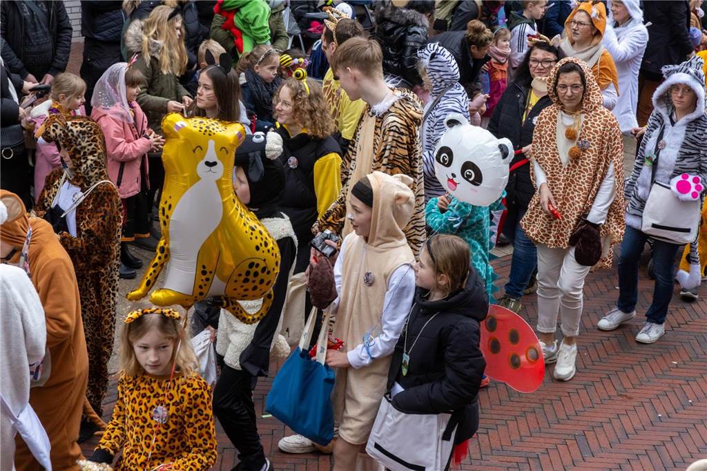 Clowns, Kamelle und viel Stimmung: Bei der offiziellen Schlüsselübergabe und anschließendem Kinderkarnevalsumzug (11. Februar) wurde in Stadtlohns Innenstadt bereits ordentlich gefeiert.