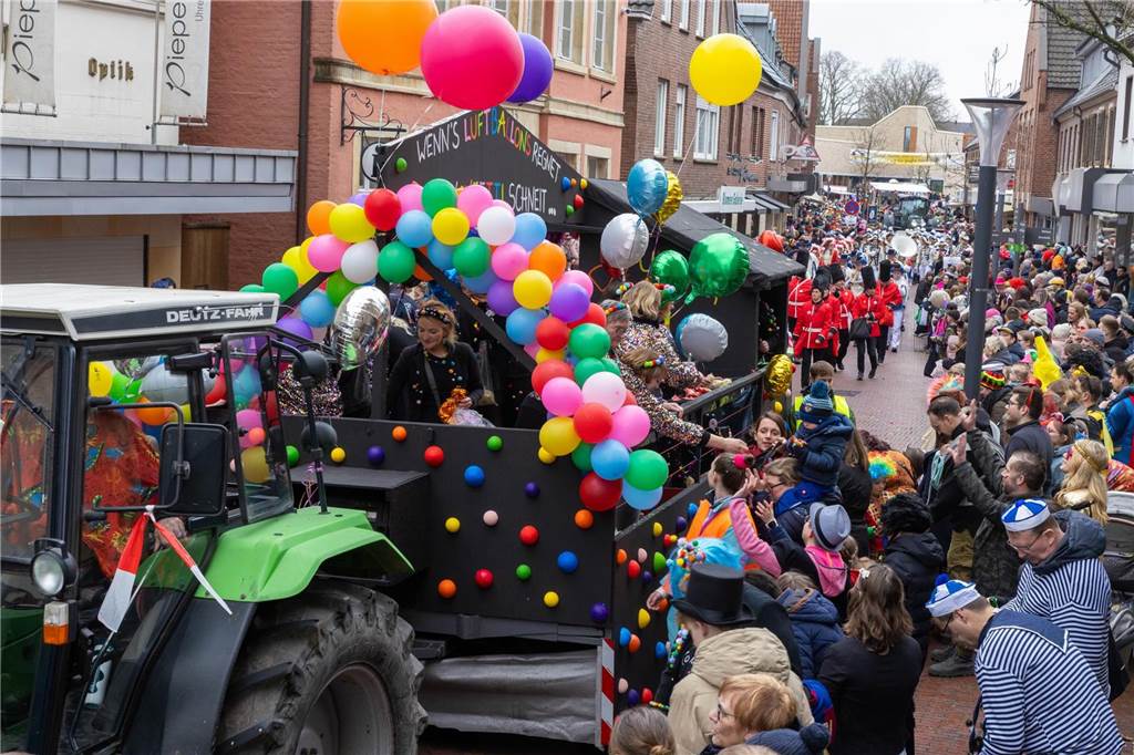 Clowns, Kamelle und viel Stimmung: Bei der offiziellen Schlüsselübergabe und anschließendem Kinderkarnevalsumzug (11. Februar) wurde in Stadtlohns Innenstadt bereits ordentlich gefeiert.