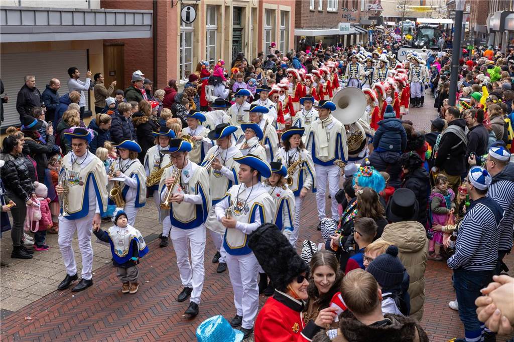 Clowns, Kamelle und viel Stimmung: Bei der offiziellen Schlüsselübergabe und anschließendem Kinderkarnevalsumzug (11. Februar) wurde in Stadtlohns Innenstadt bereits ordentlich gefeiert.