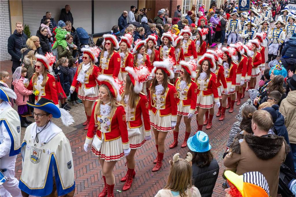 Clowns, Kamelle und viel Stimmung: Bei der offiziellen Schlüsselübergabe und anschließendem Kinderkarnevalsumzug (11. Februar) wurde in Stadtlohns Innenstadt bereits ordentlich gefeiert.