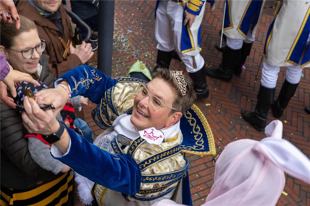 Clowns, Kamelle und viel Stimmung: Bei der offiziellen Schlüsselübergabe und anschließendem Kinderkarnevalsumzug (11. Februar) wurde in Stadtlohns Innenstadt bereits ordentlich gefeiert.