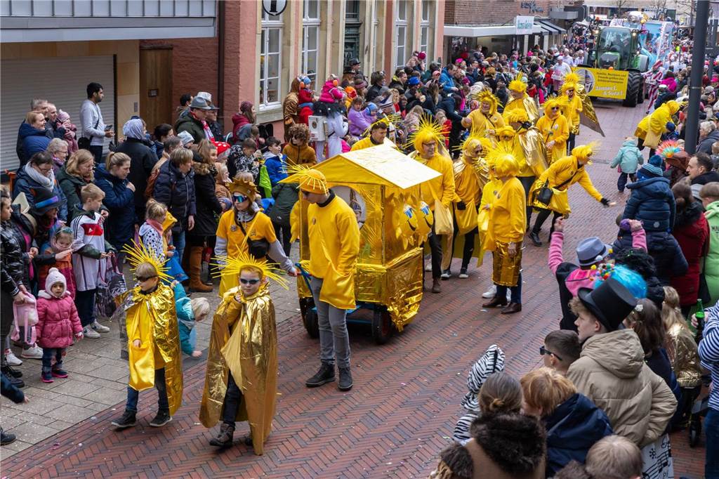 Clowns, Kamelle und viel Stimmung: Bei der offiziellen Schlüsselübergabe und anschließendem Kinderkarnevalsumzug (11. Februar) wurde in Stadtlohns Innenstadt bereits ordentlich gefeiert.