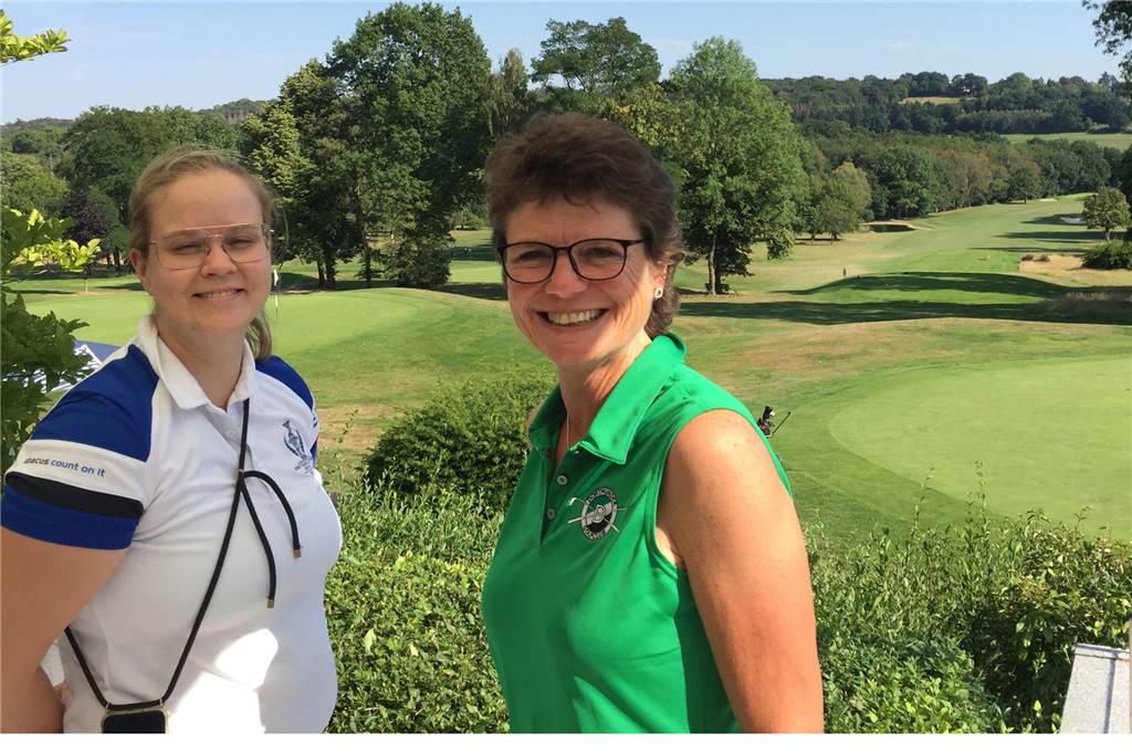 Platz gleicht einem Kartoffelacker - Warum Golfer zu Jägern werden Clubmanagerin Amelie Bernsdorf (l.)und Präsidentin Andrea Marx. Sie sind froh, dass nun endlich etwas passieren soll.