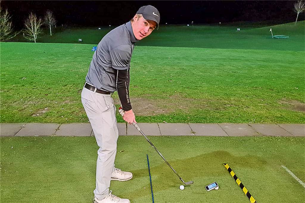 Nach Lockerung: Erster Golfer schlug in Castrop-Rauxel um 0.01 Uhr seine Bälle Clubmeister Paul Klostermann macht den ersten Abschlag um Mitternacht.
