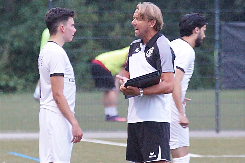 Ehemaliger Profi mit düsterer Prognose: Ich rechne nicht damit, dass wir vor Ostern spielen Co-Trainer bei Westfalia Wickede: Dirk Eitzert.