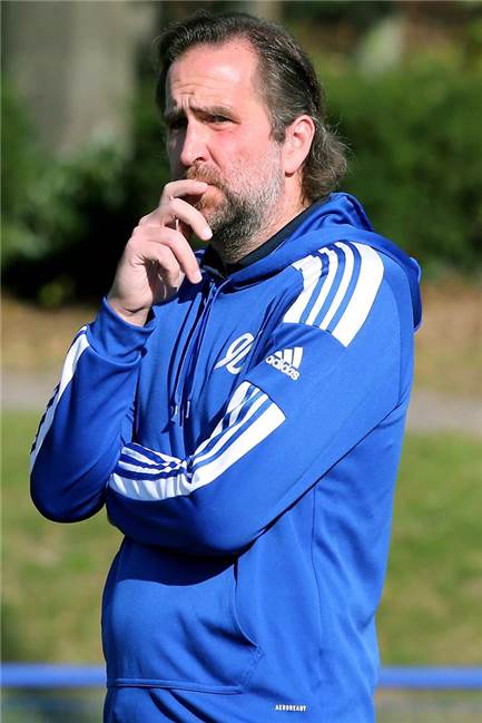 Mission Titelverteidigung:: Zwei Talentschmieden im Kampf ums Finale Co-Trainer Manuel Mühlenkamp kritisiert die Einstellung seines Teams.