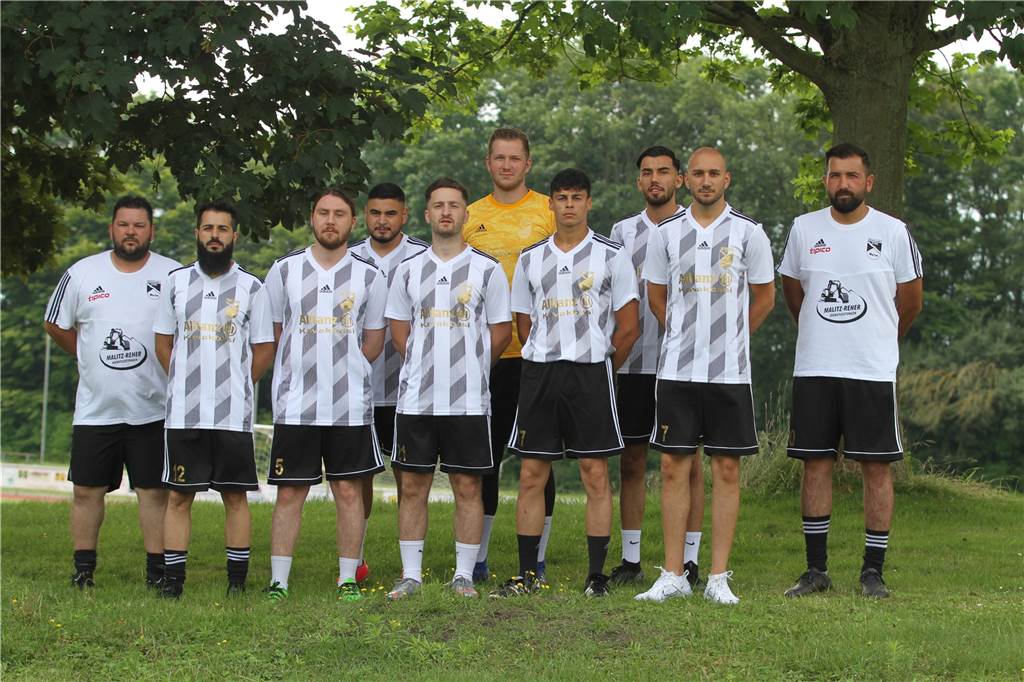 Eintracht Werne im Transfer-Check: Eine elementare Schwachstelle wurde gestopft Co-Trainer Mario Martinovic, Firat Isikli, Oguzhan Ates, Kadir Kavakbasi, Sami Schebab, Thomas Goeke, Ibrahim Akalin, Samet Sahin, Oliver Samardzic und Trainer Aykut Kocabas