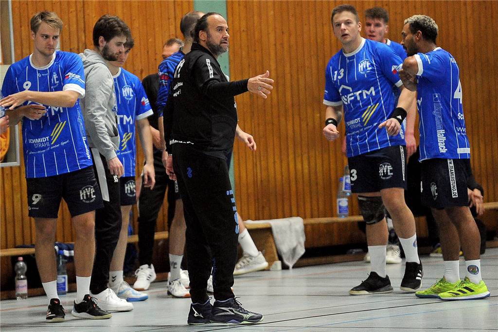 HVE Villigst-Ergste verliert erneut und bleibt Schlusslicht: Kopflose Phasen kosten den Sieg Co-Trainer Oliver Neuhausen (Mitte) und Johannes Stolina (2.v.li.) hatten in Abwesenheit von Chefcoach Dino Tönnies das Sagen auf der HVE-Bank.