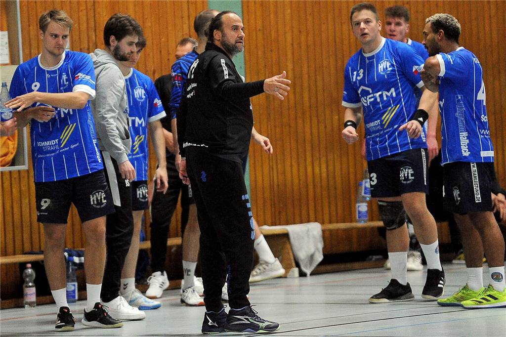 Für HVE Villigst-Ergste kommt es knüppeldick: Nächster Gegner spielt „Speed-Handball“ Co-Trainer Oliver Neuhausen vertrat seinen erkrankten „Chef“ Dino Tönnies in dieser Woche beim Training.