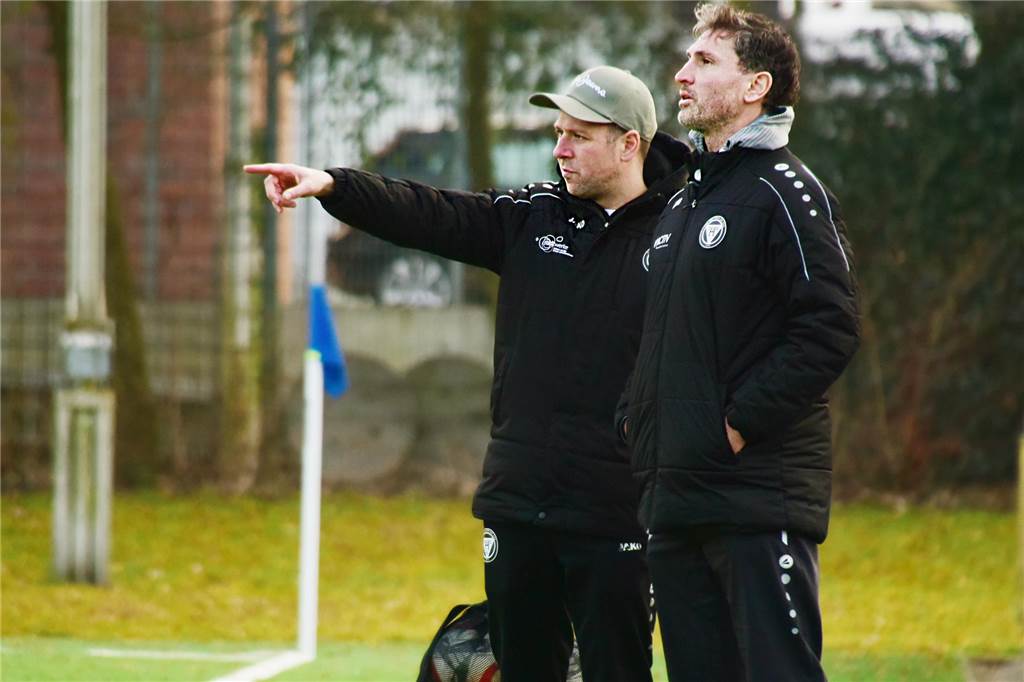„Das darf uns so nicht passieren“ Peter Elbers zeigt auf das Spielfeld, neben ihm steht Sebastian Amendt