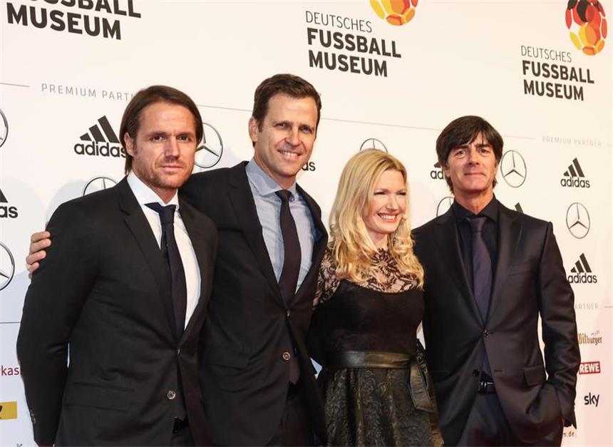 Co-Trainer Thomas Schneider, Nationalmannschafts-Manager Oliver Bierhoff, Joachim Löw und Gala-Moderatorin Jessica Kastrop auf dem roten Teppich.