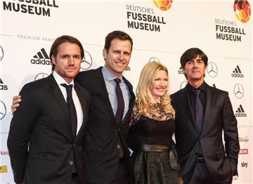 Co-Trainer Thomas Schneider, Nationalmannschafts-Manager Oliver Bierhoff, Joachim Löw und Gala-Moderatorin Jessica Kastrop auf dem roten Teppich.