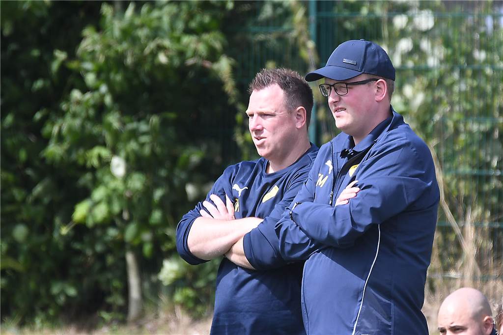 Dennis Hasecke und Spvg Schwerin widersprechen sich vehement: Hintergründe zum Trainer-Aus Co-Trainer Timo Muth (r.) betreute die Schweriner im Finale des Kronen Green-IT-Cups. Dennis Hasecke (l.) war da noch im Urlaub.