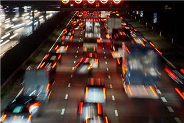 CO2-Ausstoß: Autos fahren über die Autobahn A2. Foto: Julian Stratenschulte