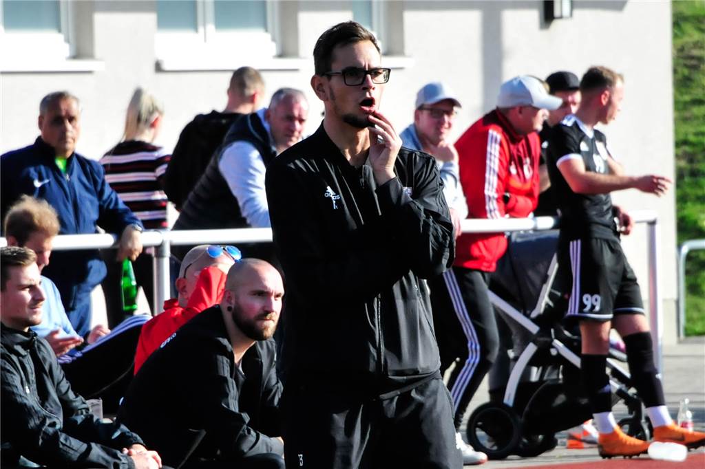 SG-Trainer wacht wie ein Sheriff über die Einhaltung der Corona-Regeln Coach Dennis Dannemann fungierte beim ersten Corona-Training seiner SG Castrop als Beobachter des Geschehens.
