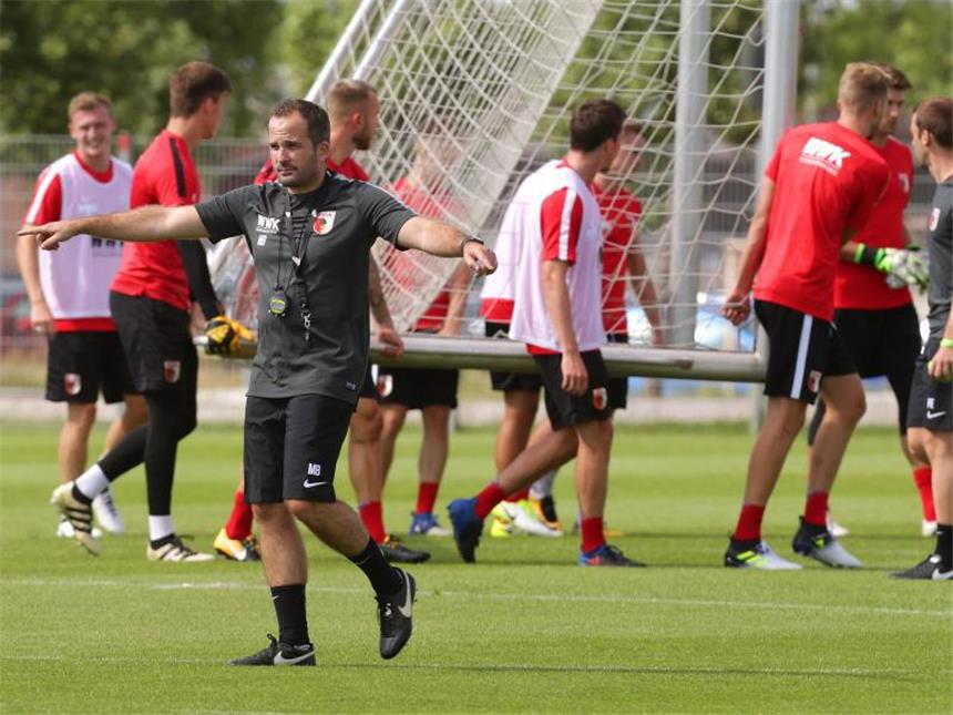 FC Augsburg startet ins Mannschaftstraining Coach Manuel Baum (vorn) leitet das Training beim FC Augsburg. Foto: Karl-Josef Hildenbrand