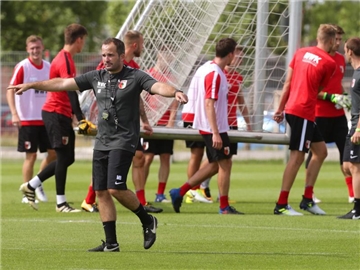 Coach Manuel Baum (vorn) leitet das Training beim FC Augsburg. Foto: Karl-Josef Hildenbrand