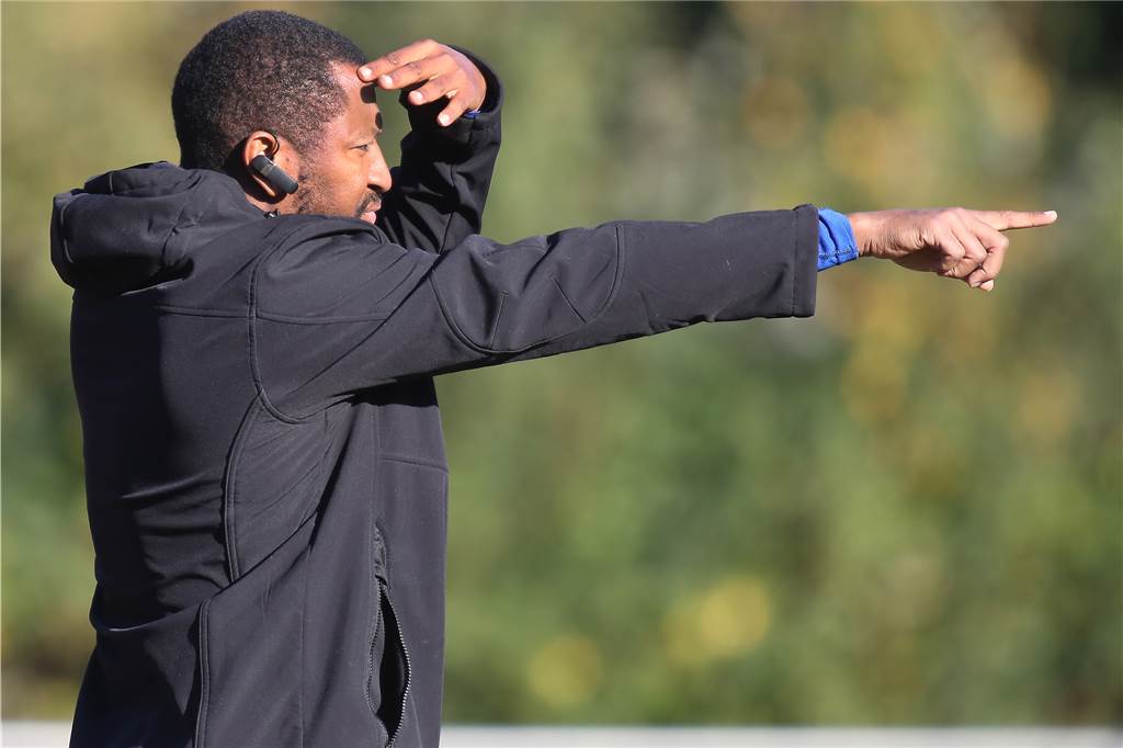 Dortmunder Fußballmannschaft vom Borsigplatz sorgt für afrikanisches Flair in der Kreisliga Coach Mo trainiert die Mannschaft.