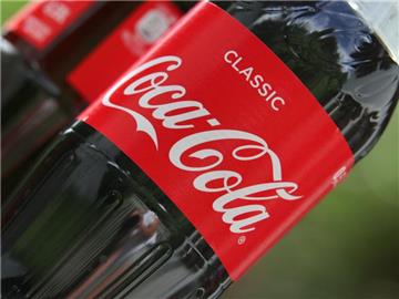 Coca-Cola musste aber bereits das neunte Quartal in Serie sinkende Erlöse verkraften und versucht schon länger, die Produktpalette mit kalorienärmeren Getränken anzupassen. Foto: Karl-Josef Hildenbrand