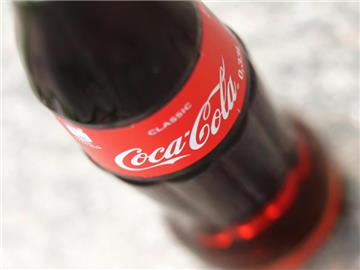 Coca-Cola musste zuletzt das neunte aufeinanderfolgende Quartal mit schrumpfenden Erlösen verkraften. Foto: Karl-Josef Hildenbrand/dpa