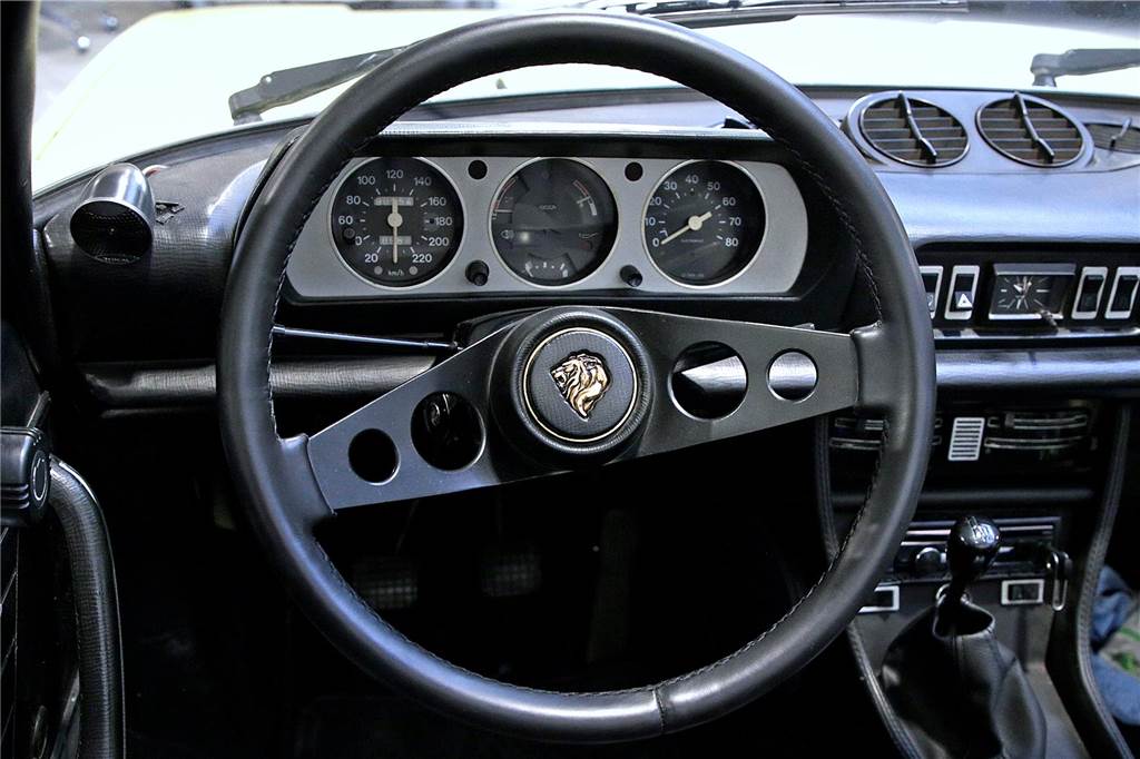 Cruisen im Cabrio: Christian Hölpers Leidenschaft gehört dem Peugeot 504 Cockpit im Peugeot V6 Cabrio.