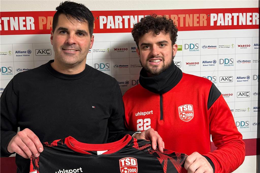 Türkspor holt ehemaligen U-Nationalspieler: Amerikaner kickte in der Jugend in Liverpool Cody Sundquist steht neben Sandy Röhrbein, zusammen halten sie ein Türkspor-Trikot hoch.